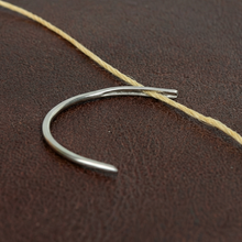 Load image into Gallery viewer, John James Needles - Cuverd, Saddlers' Harness needles in paper envelope. Leather Hand Sewing Needles. JOHN JAMES -MLT-P0000BAO
